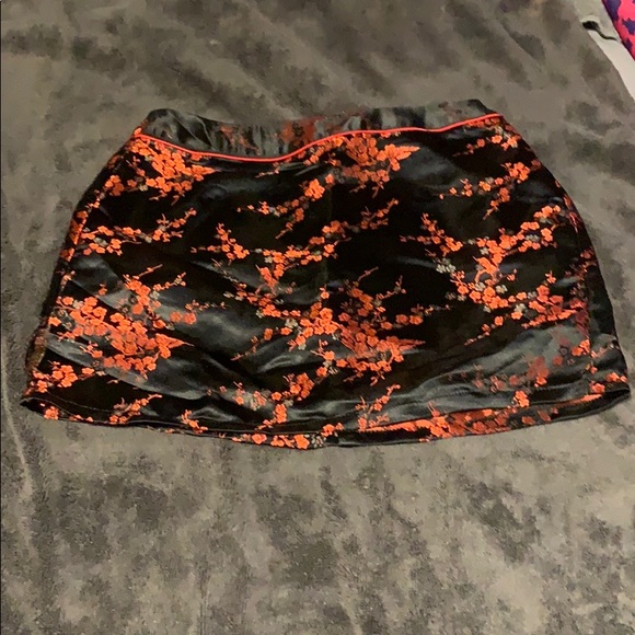 China tea skirt black with red roses - Picture 1 of 3